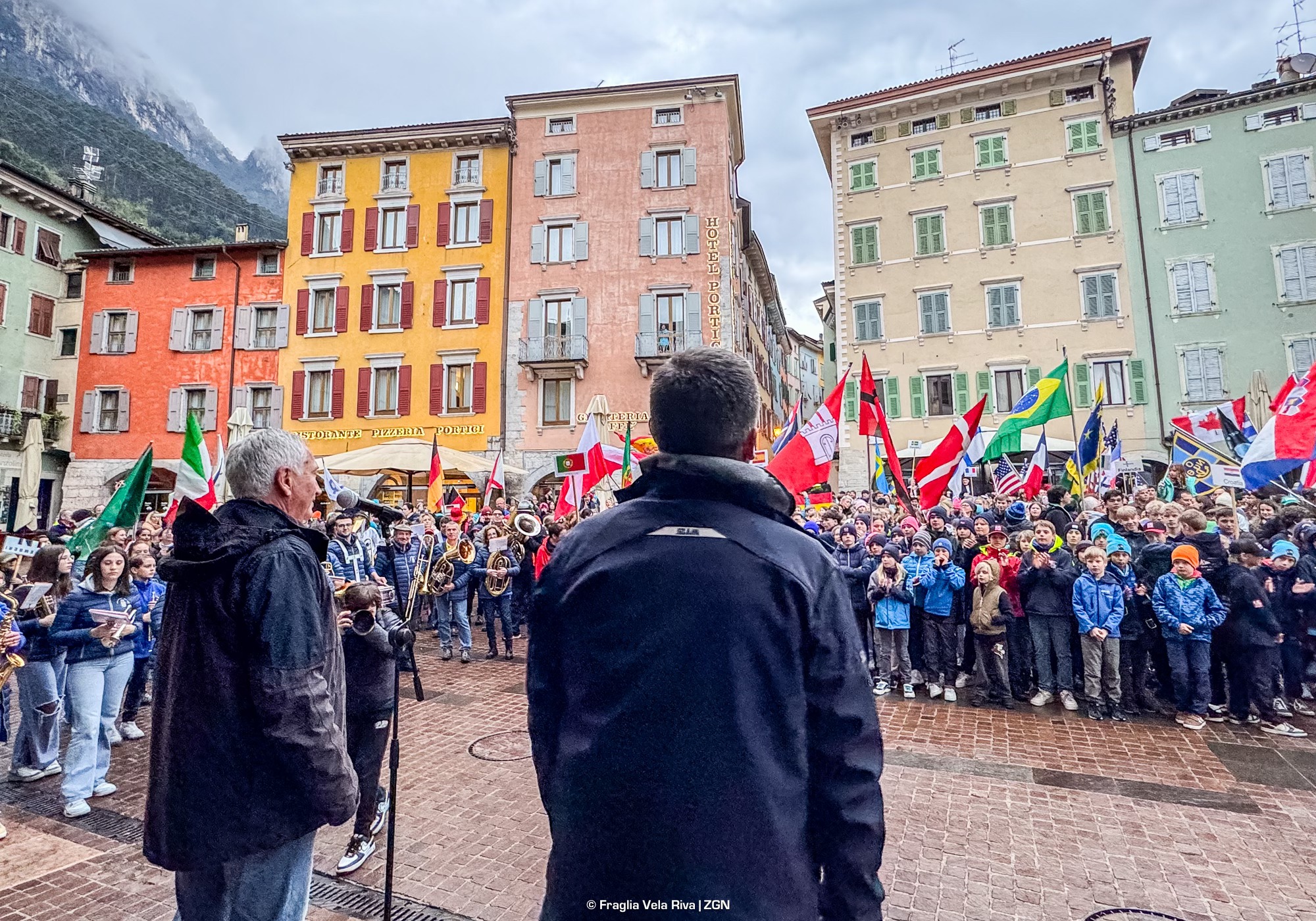 La sfilata dei mille per le vie di Riva apre il 42mo Meeting del Garda Optimist
