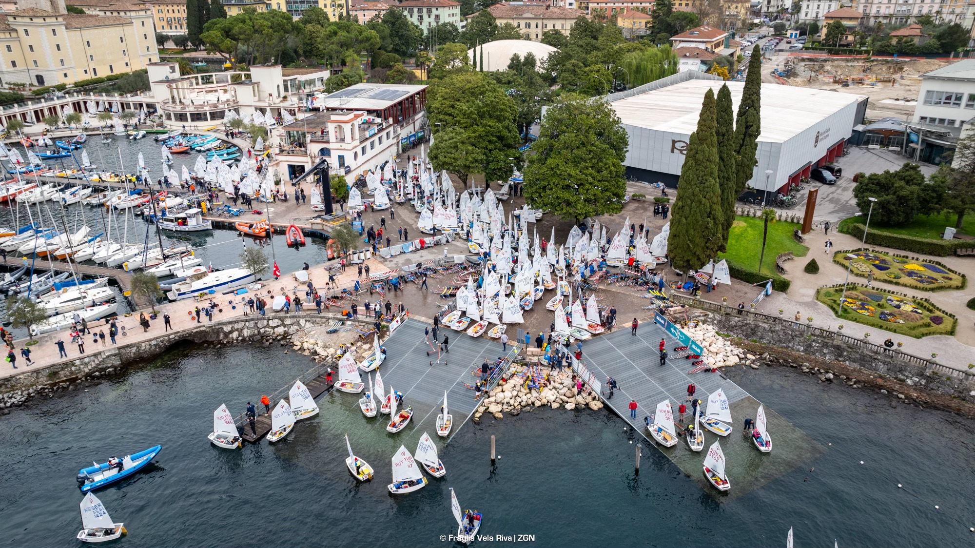 Tutto pronto a Riva del Garda per il grande spettacolo del Meeting del Garda Optimist: si inizia dalla Rothoblaas Sprint Race