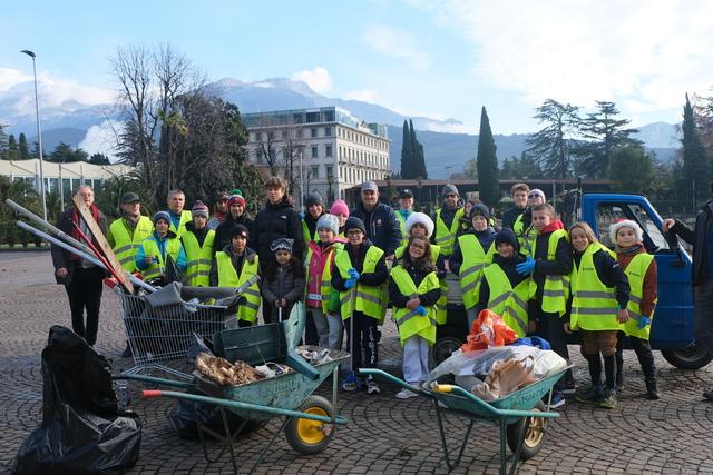 Suzuki sostiene Fraglia Vela Riva durante la Giornata Ecologica del Lago di Garda